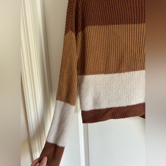 Tri-colored Cropped Sweater - Picture 3 of 3